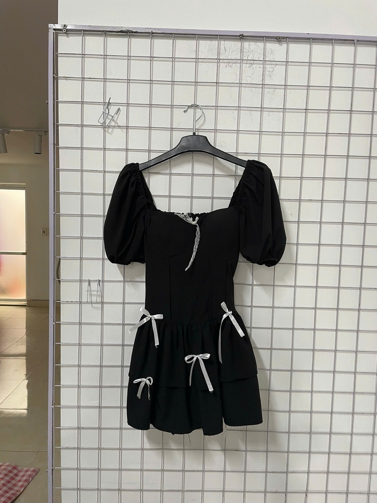 váy đen đính nơ trắng