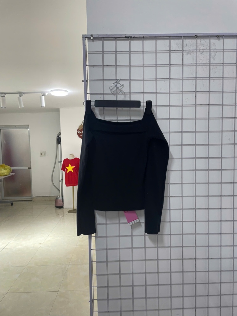 áo len tăm cổ vuông đen