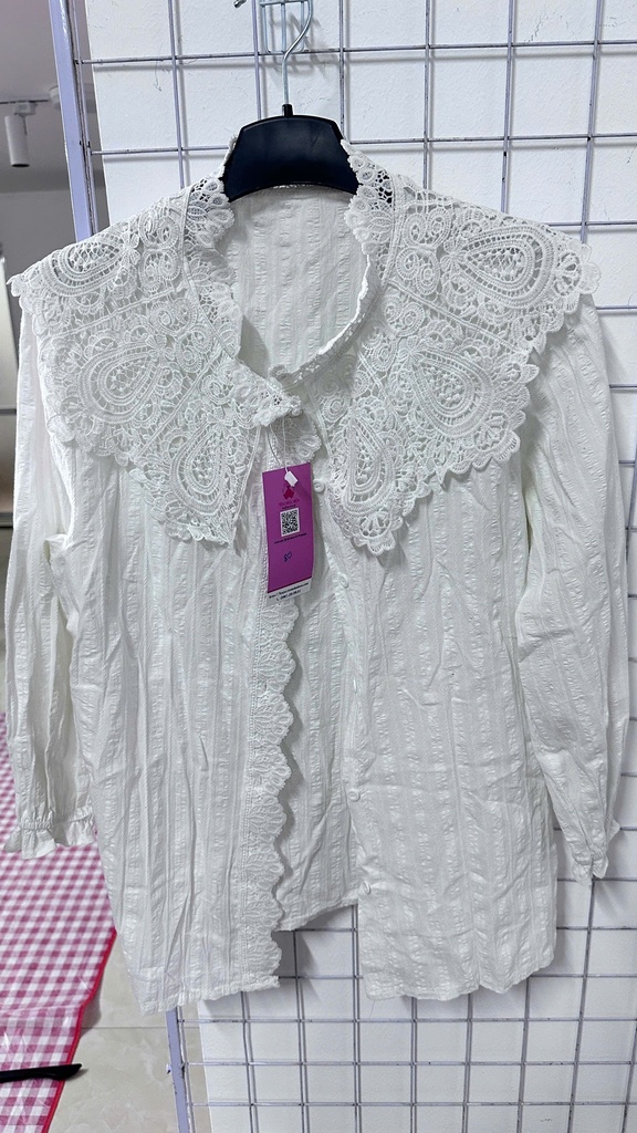 sơ mi trắng ren cổ