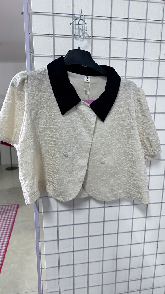 áo crt kem cổ đen