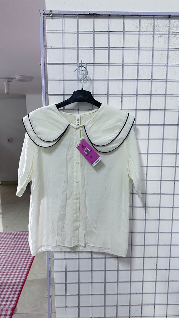 áo sơ mi kem cổ tròn tầng viền đen