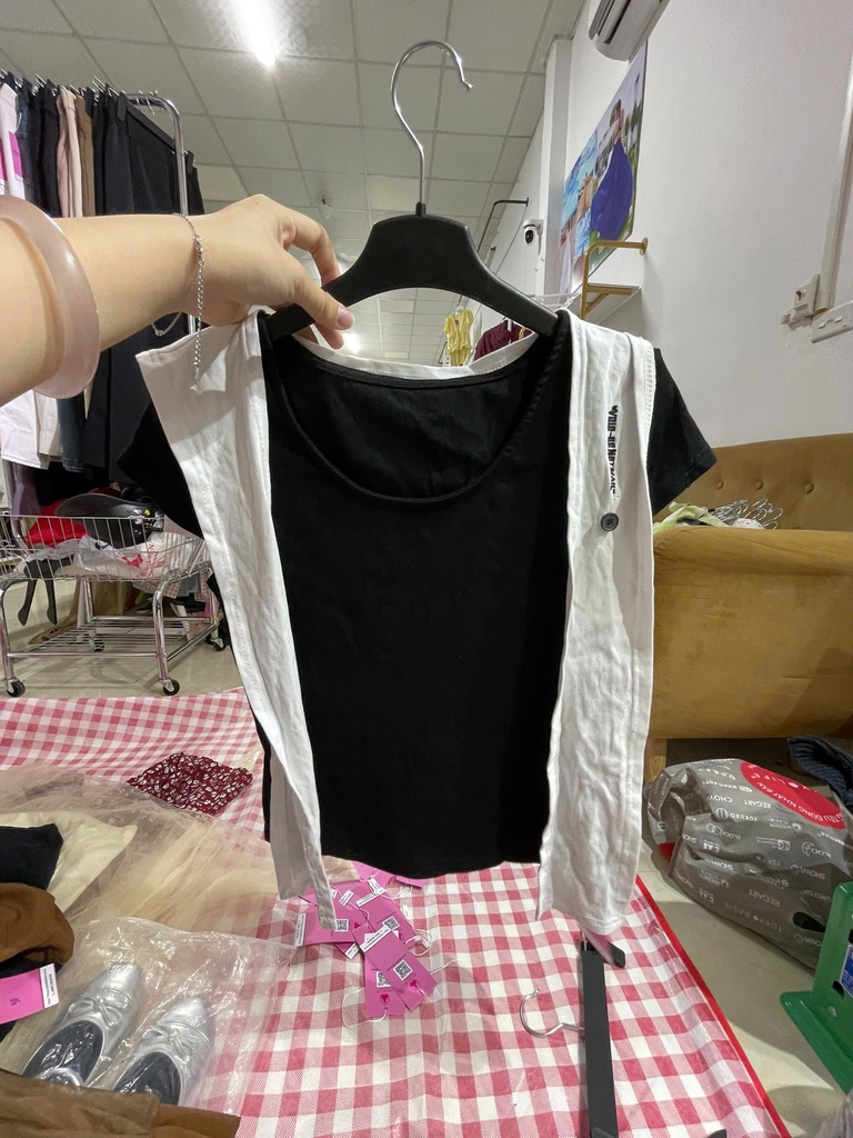 áo cộc tay đen khăn cổ trắng 