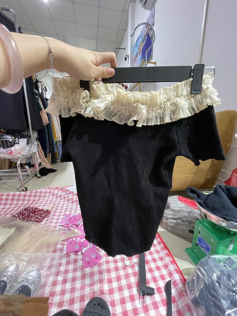 áo len đen trễ vai cổ kem bèo