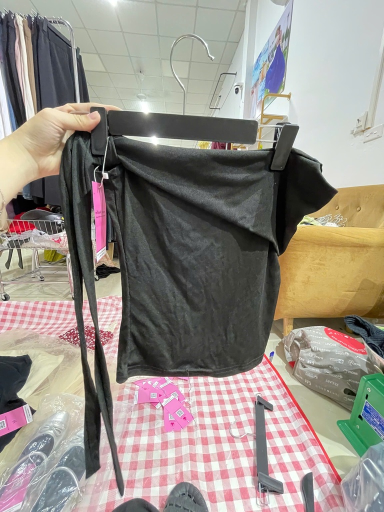 áo đen trễ vai cộc tay kèm dây