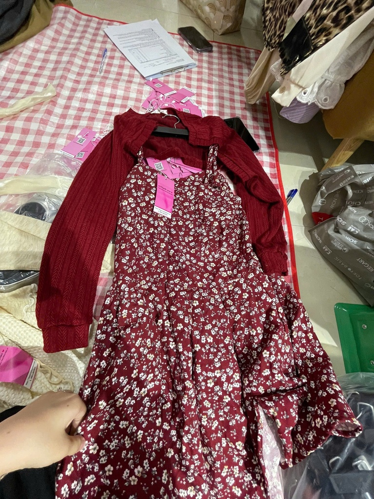 set váy đỏ hoa nhí kèm áo khoác ngoài 