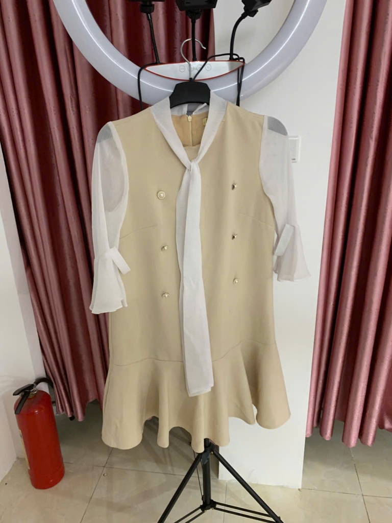 váy kem tay trắng