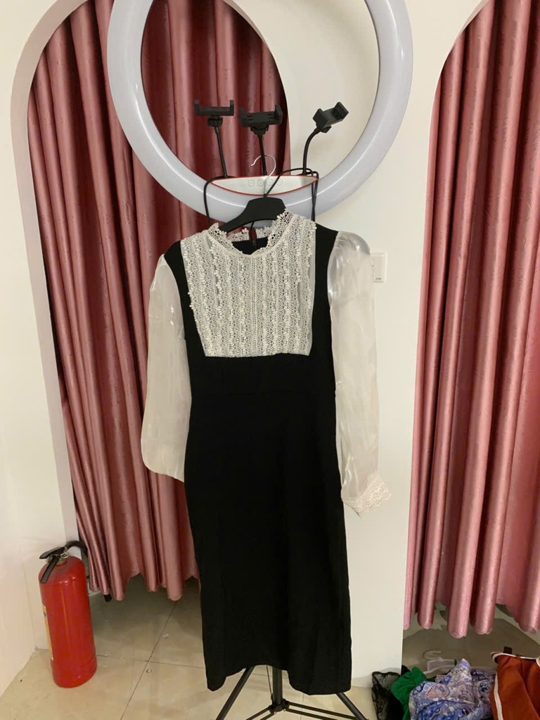 váy đen tay trắng