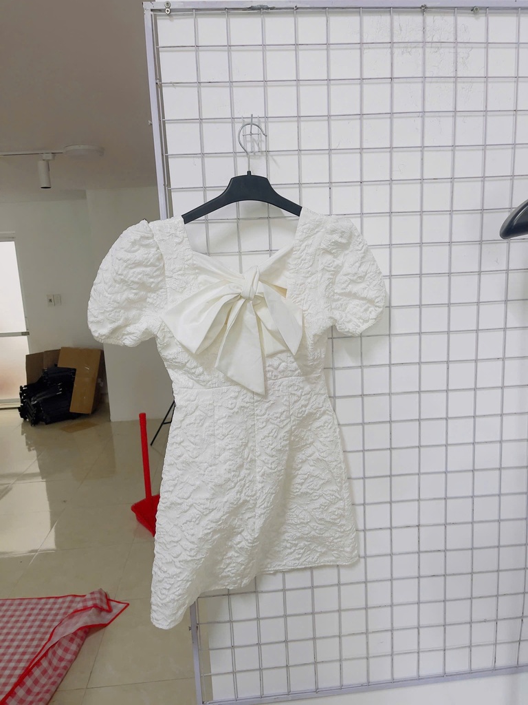 váy trắng tay bồng hoa nổi 