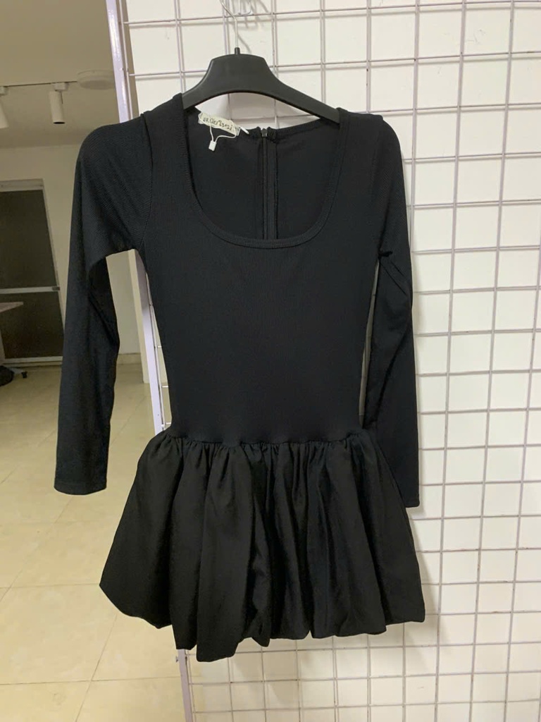 váy đen dài tay