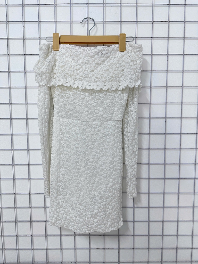 váy trễ vai ren trắng