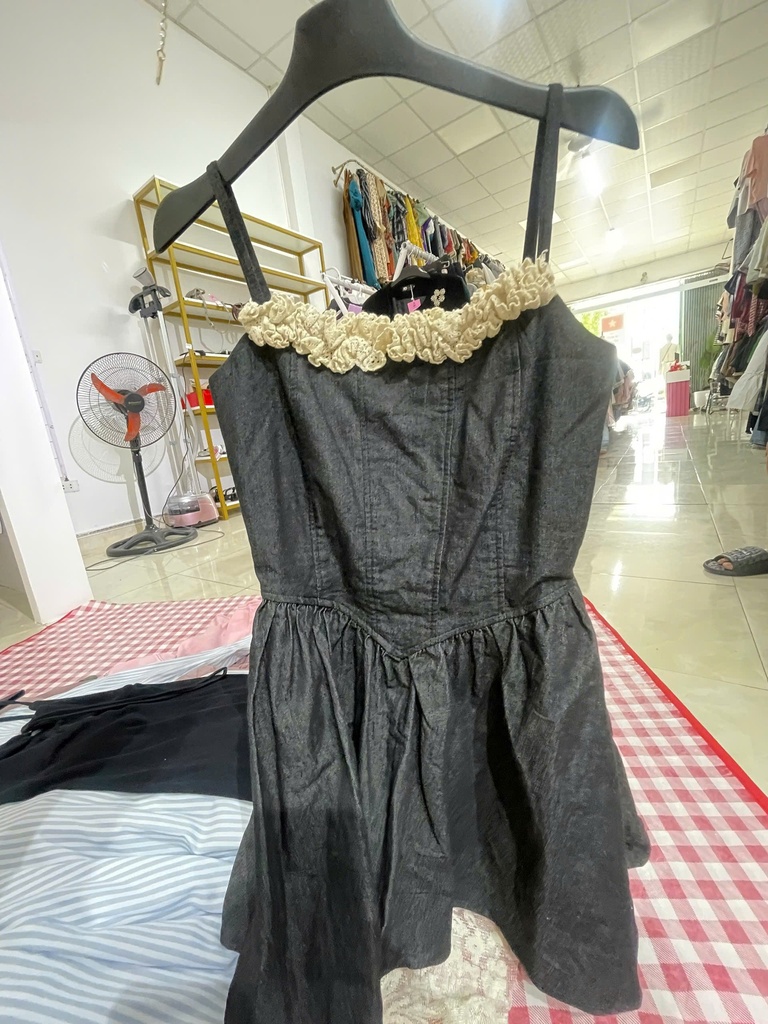 váy 2 dây đen kem bèo 