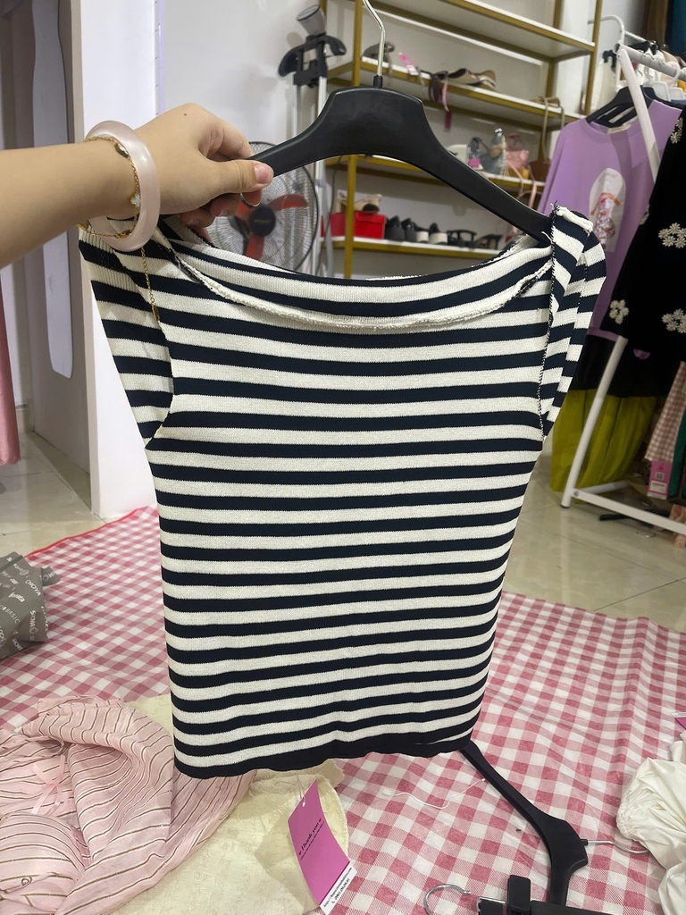 áo trễ vai kẻ trắng đen 