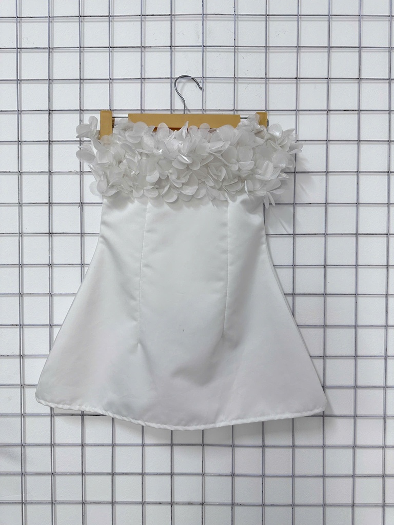 váy cup hoa trắng dây cổ