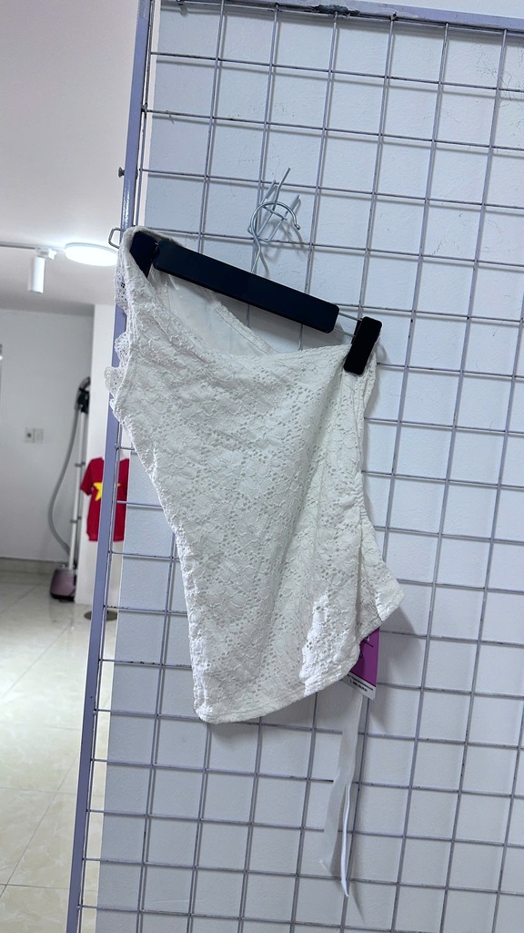 áo lệch vai trắng