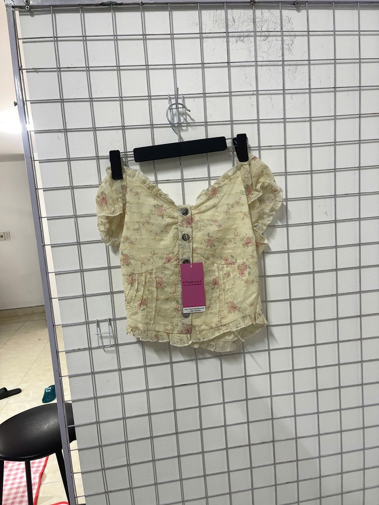 áo crt vàng hoa cúc ngực