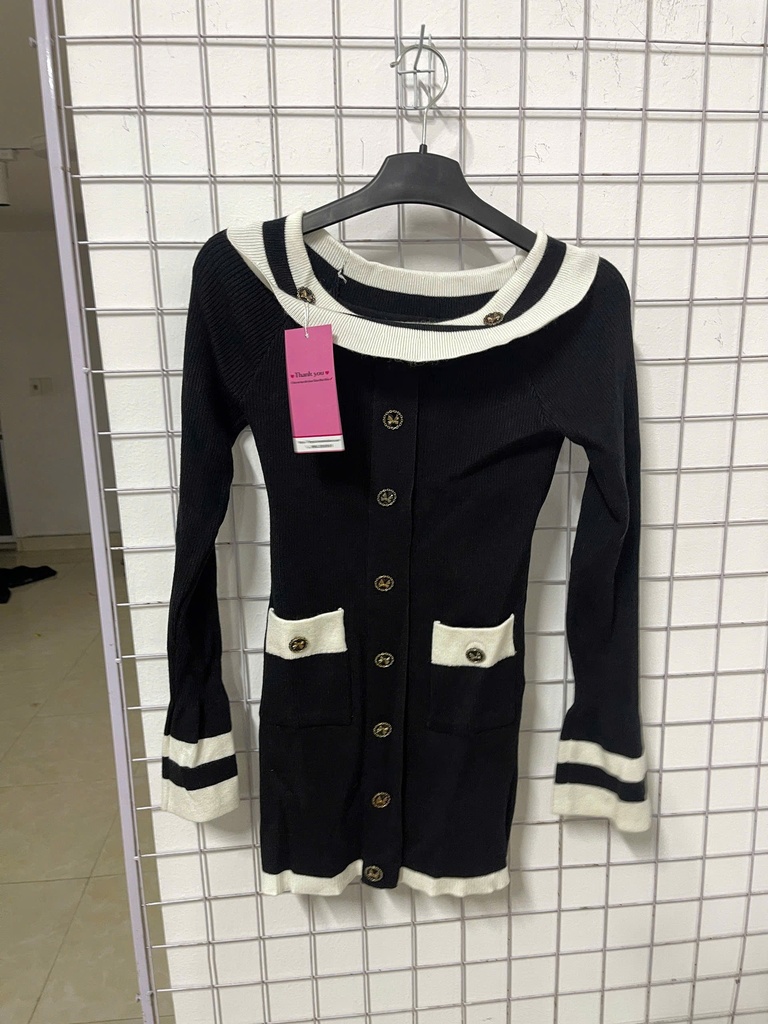 váy len đen viền trắng cúc