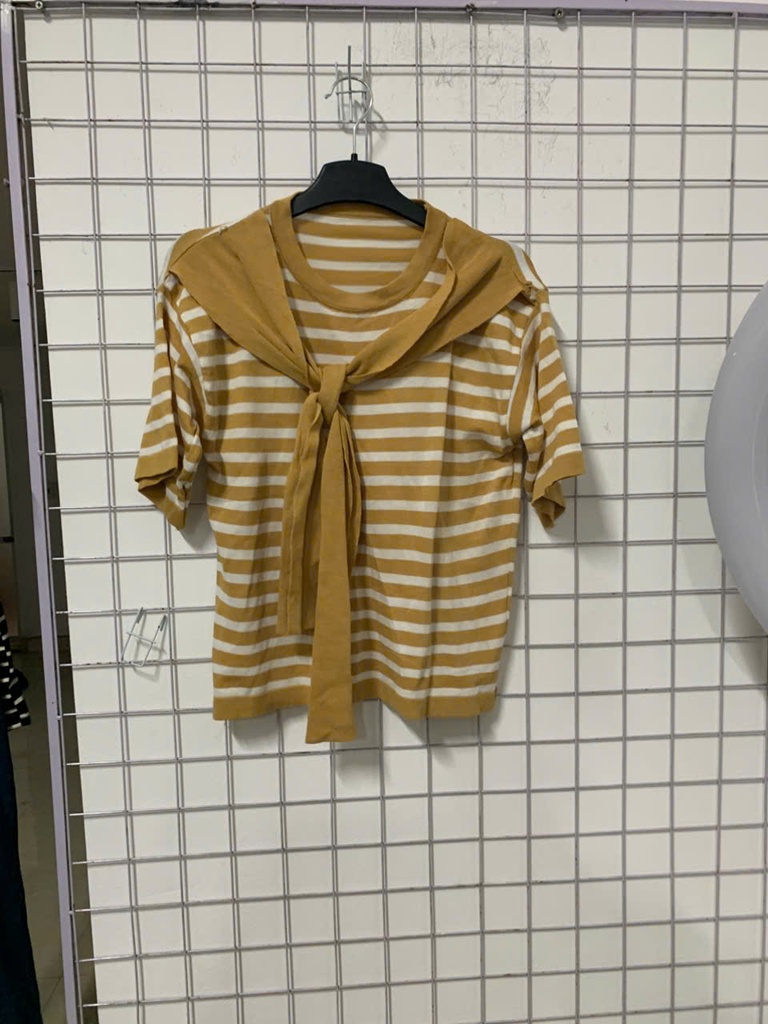 áo phông kẻ vàng