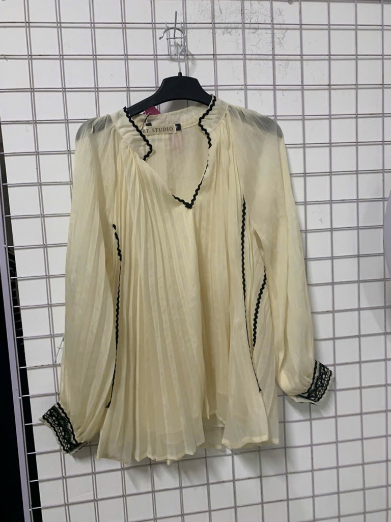 áo sơ mi xếp ly kem