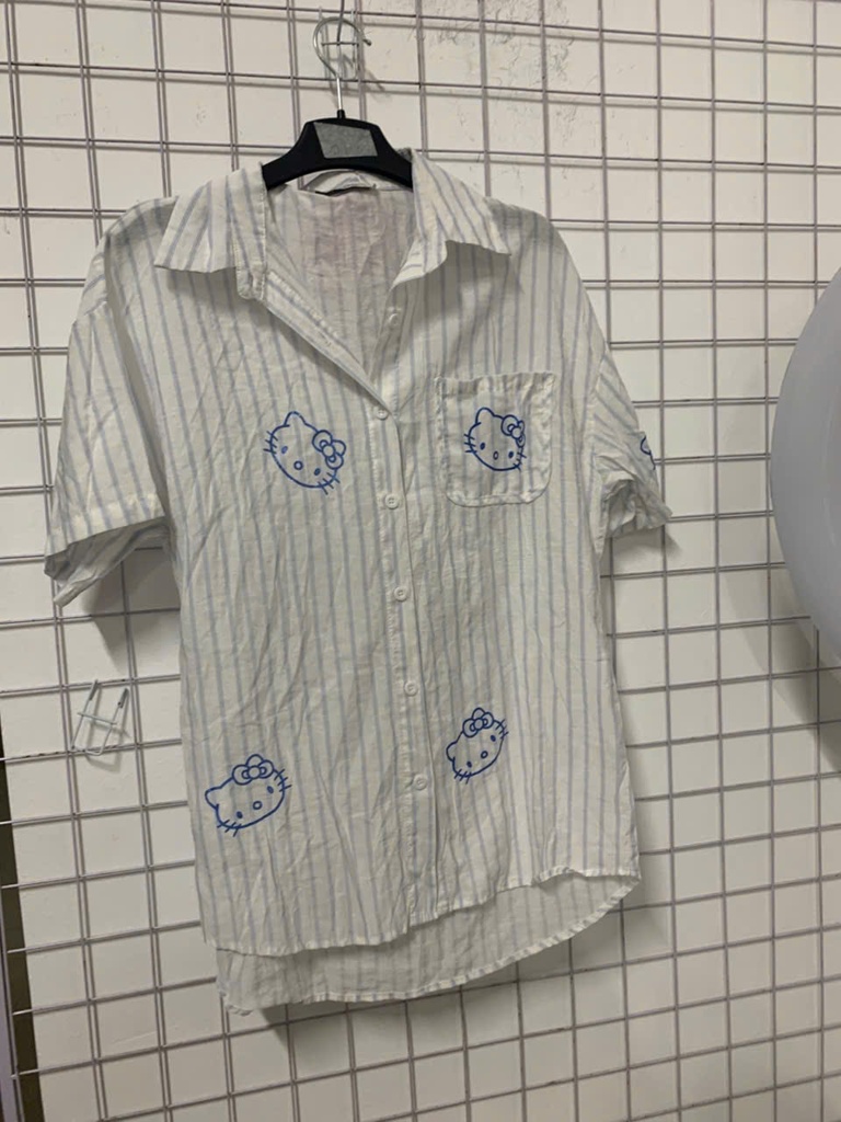 sơ mi trắng kẻ hello kitty