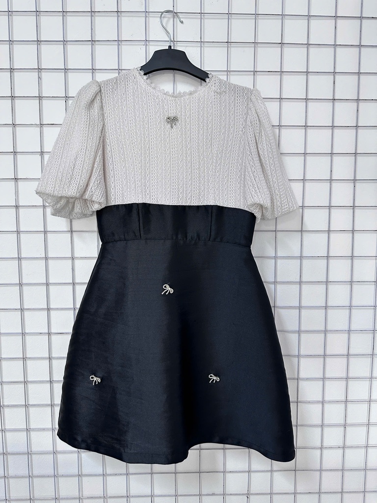 váy đen ngực trắng nơ đá