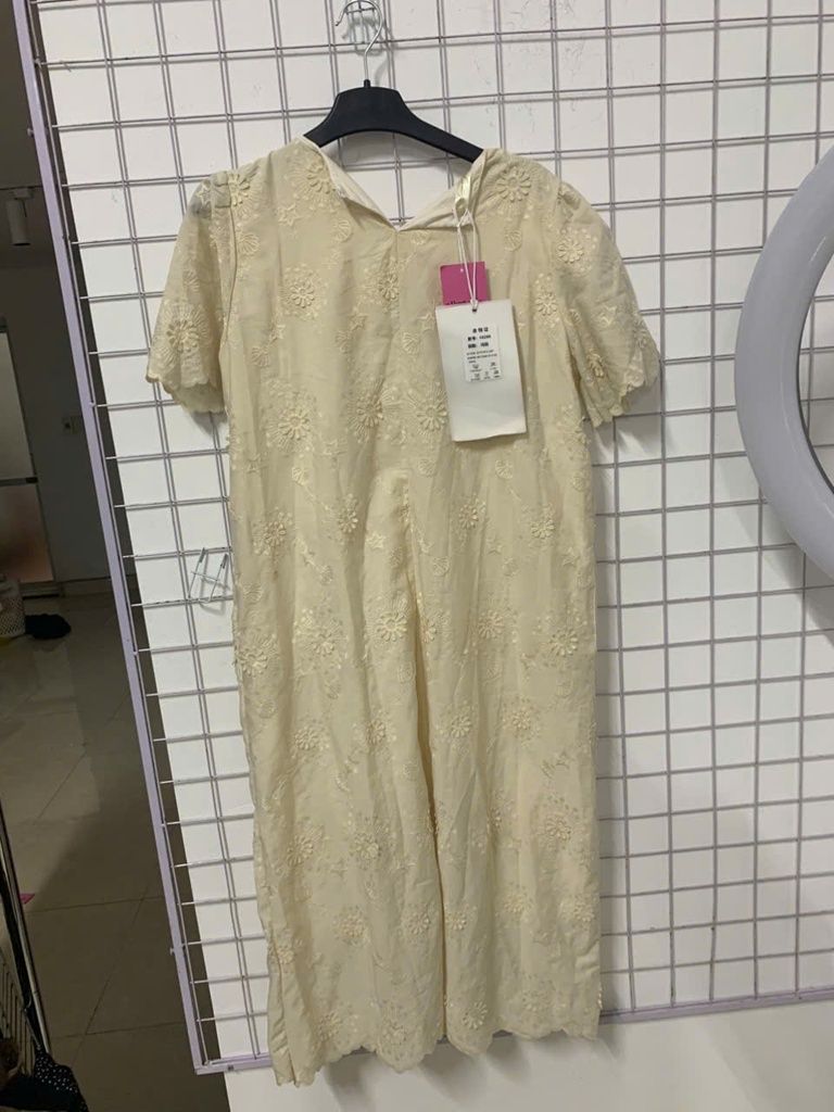 váy xuông kem cổ tròn hoa nổi