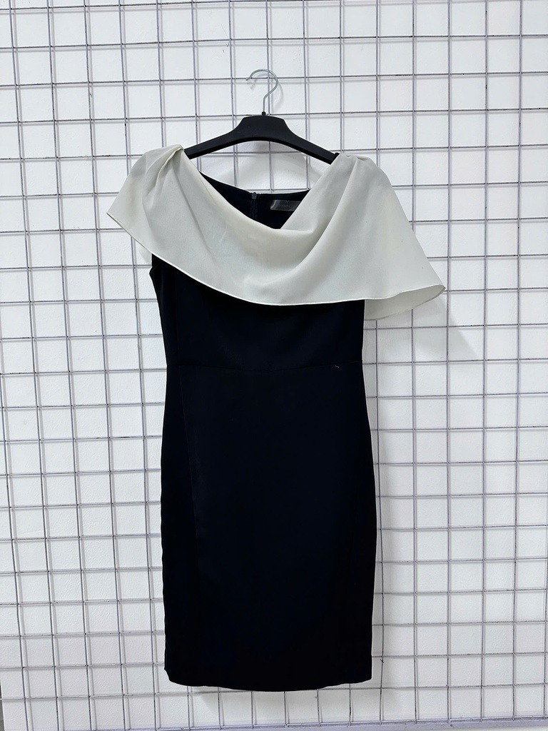 váy trễ vai đen ngực trắng