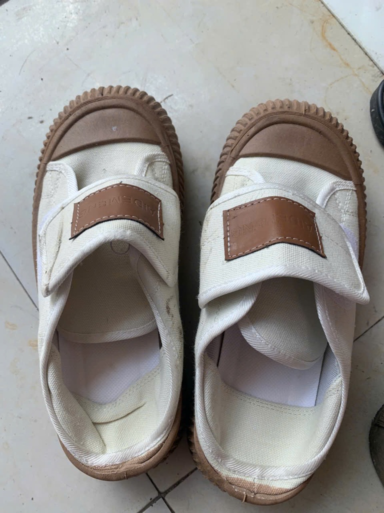 giày kem đế nâu