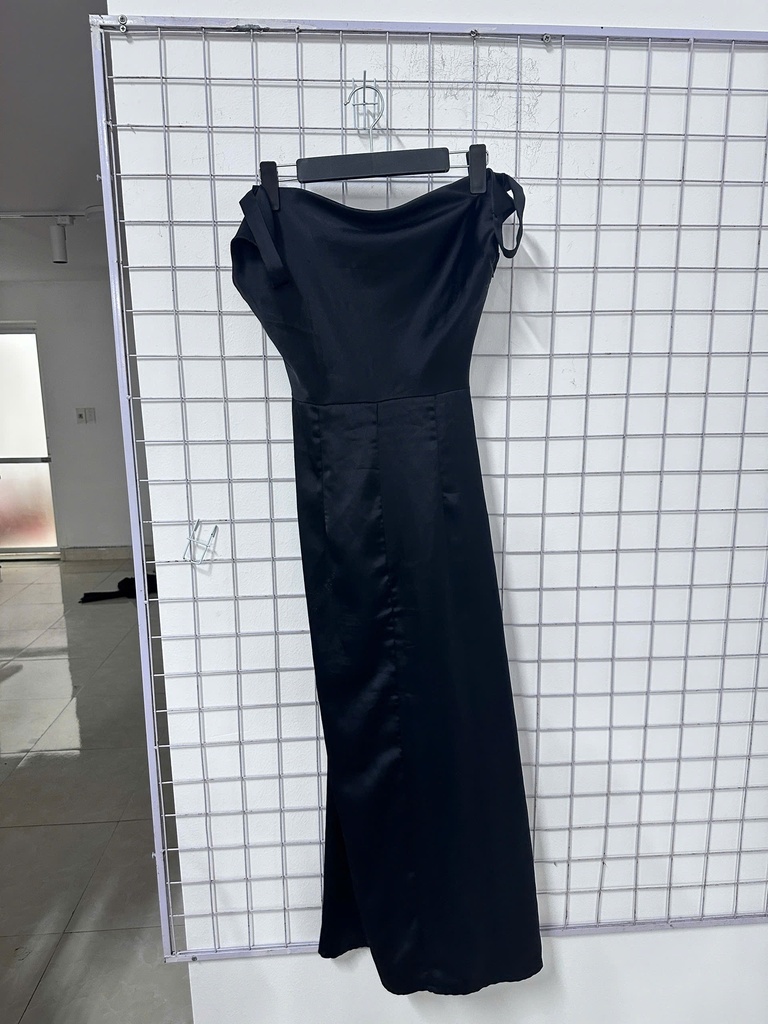 váy lụa trễ vai