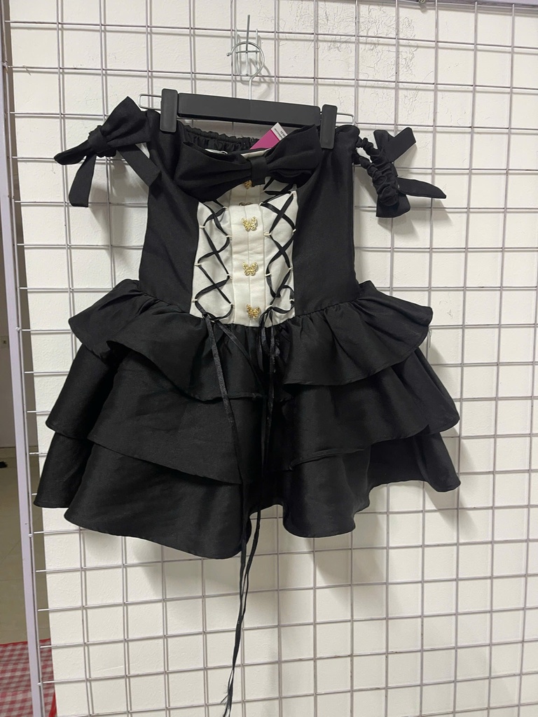 váy đen phối trắng