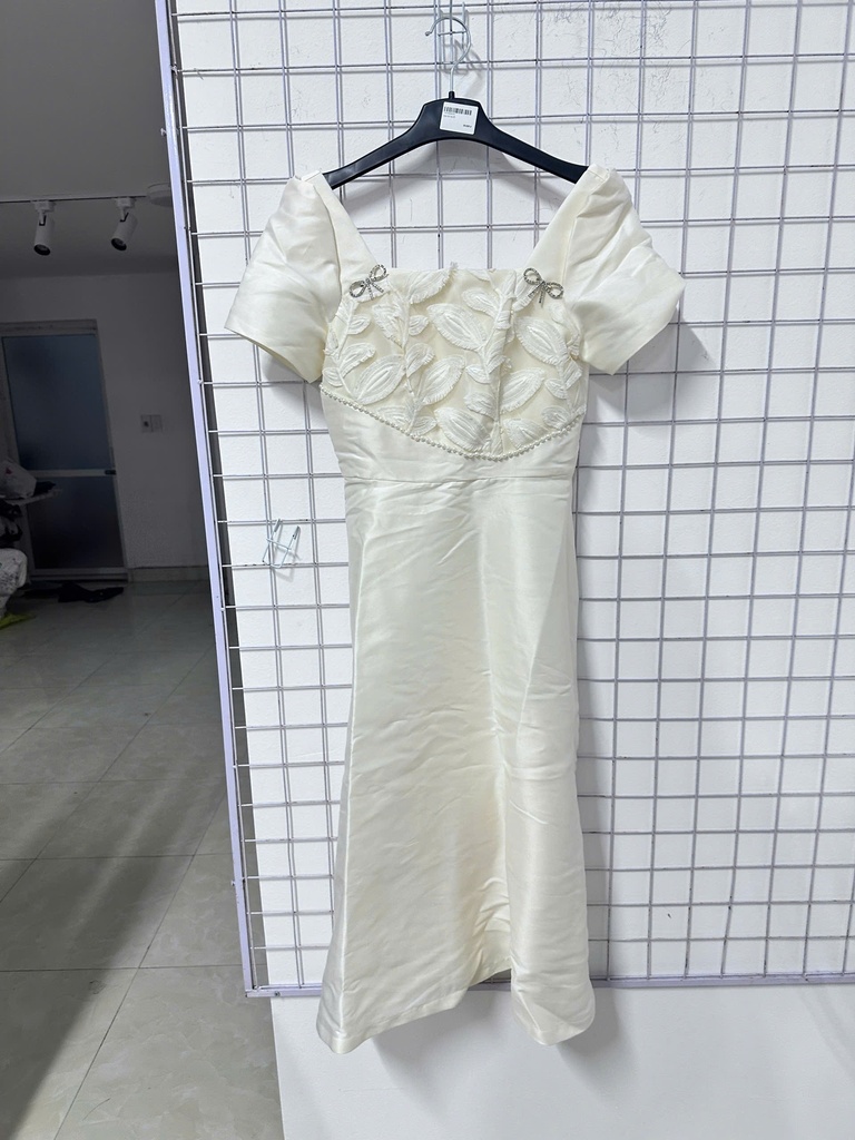 váy kem thêu lá cổ vuông