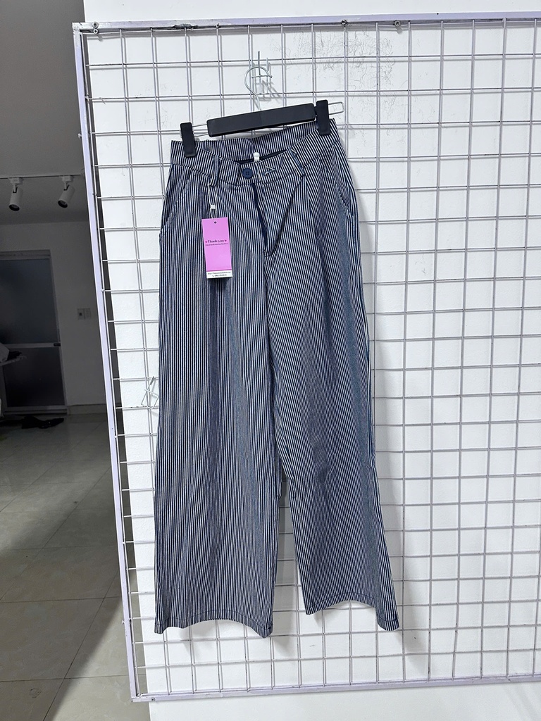 quần xuông kẻ sọc