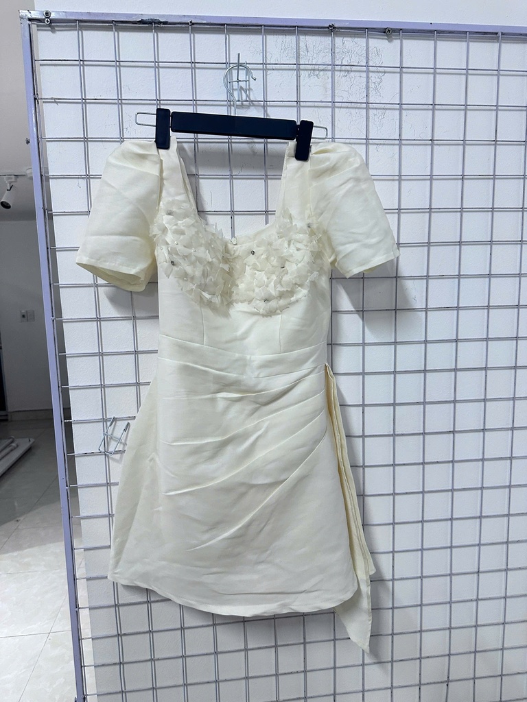 váy kem cổ vuông