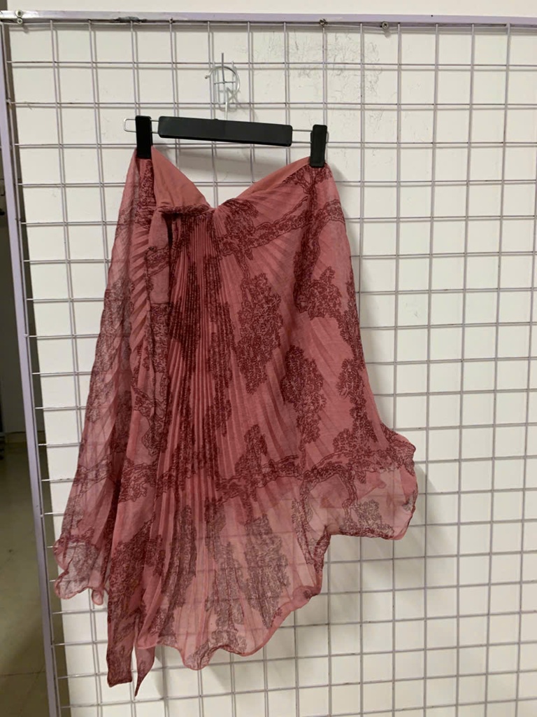 váy yếm hồng loang 