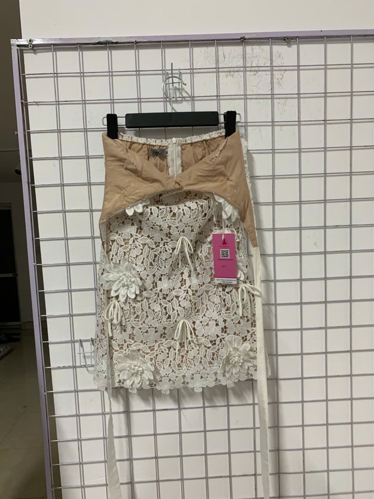 váy trắng hoa ren cổ yếm 