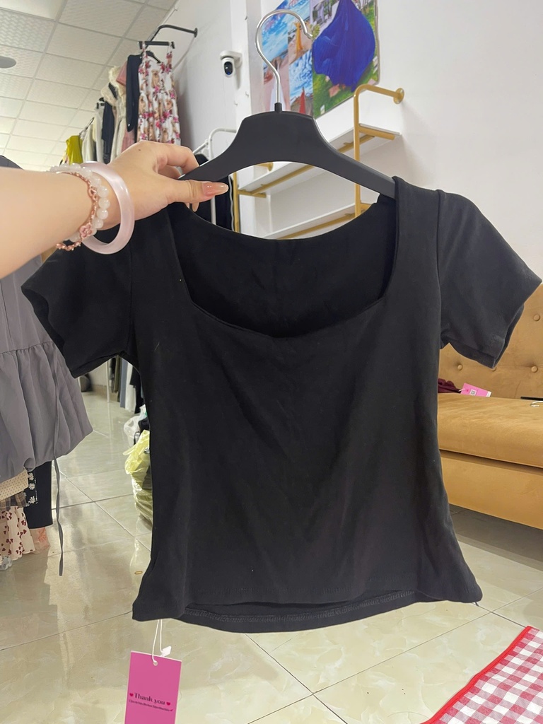 áo đen crt cổ vuông 