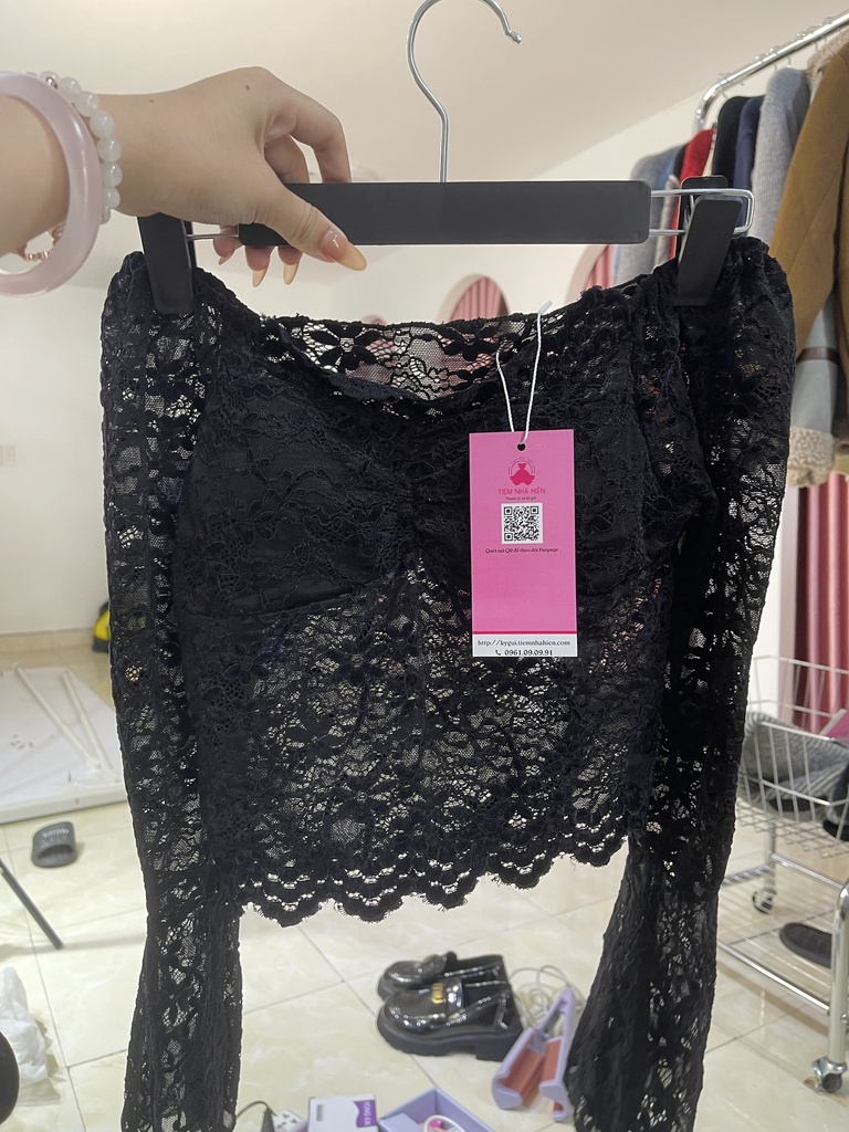 áo crt trễ vai đen ren