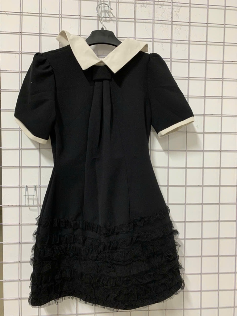 váy đen cổ trắng