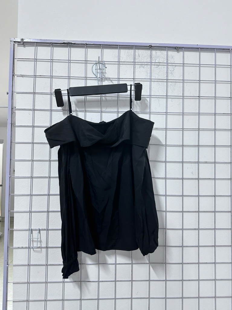 áo đen trễ vai dài tay