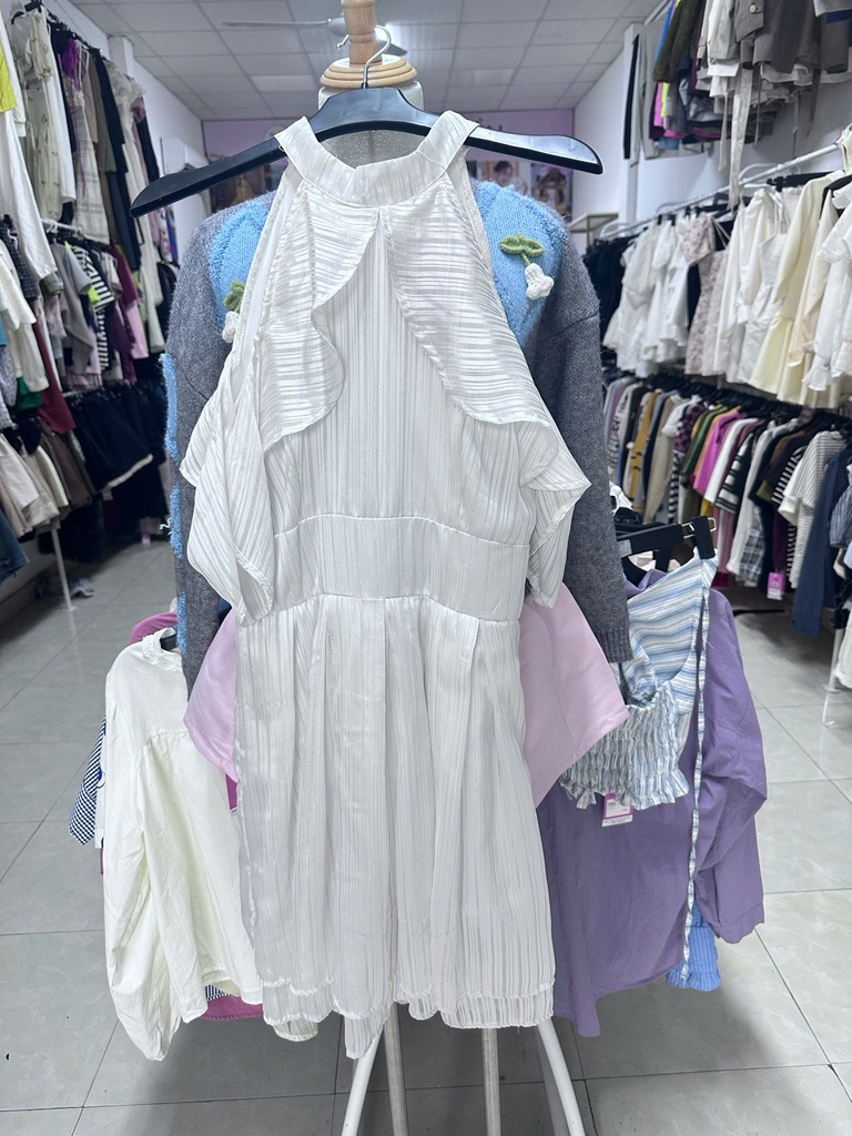 váy trắng khoét vai