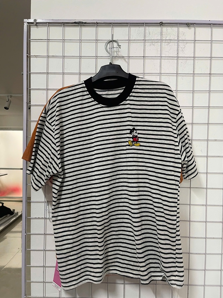 áo phông trắng kẻ đen 