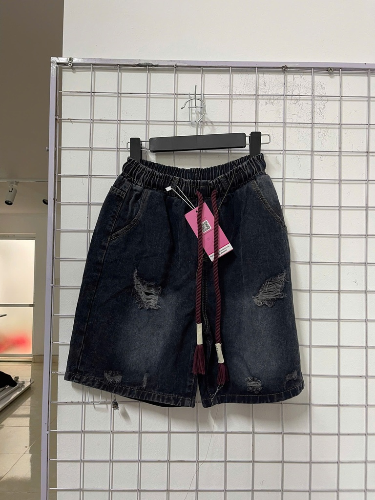 quần sooc xanh rách 