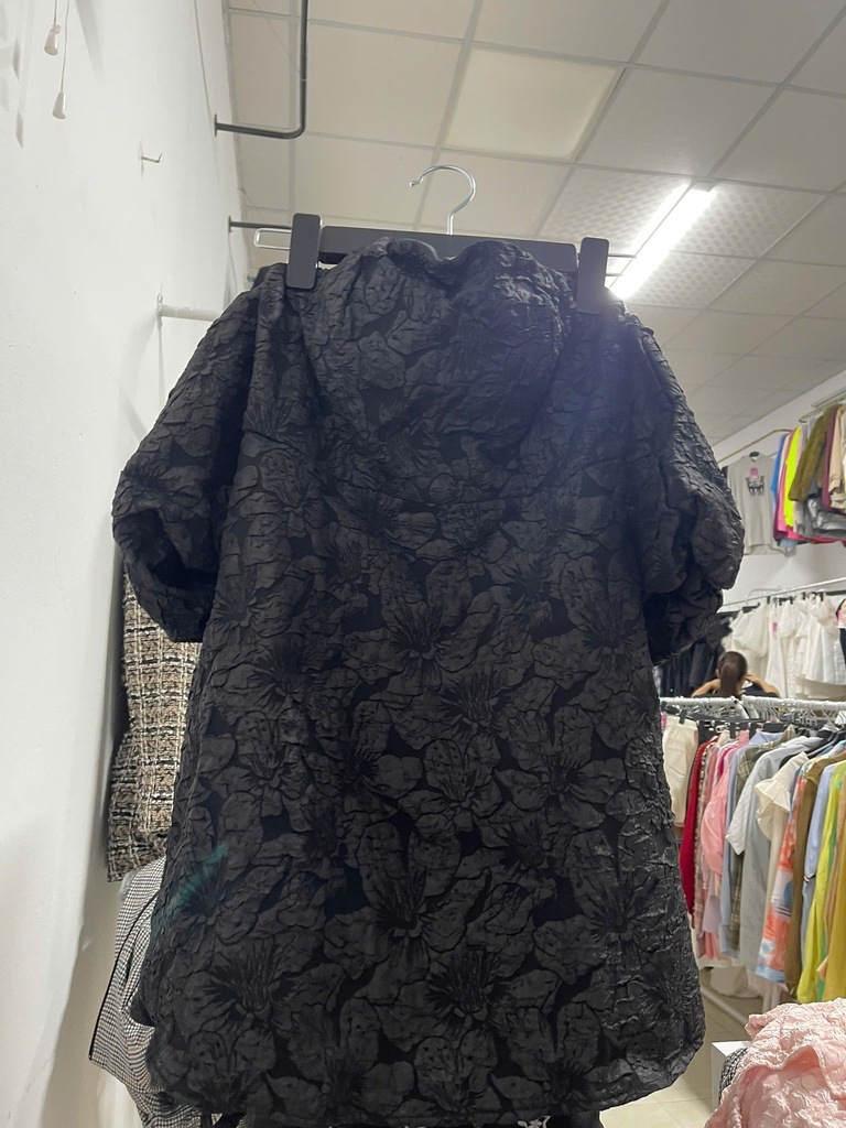 váy đen trễ vai