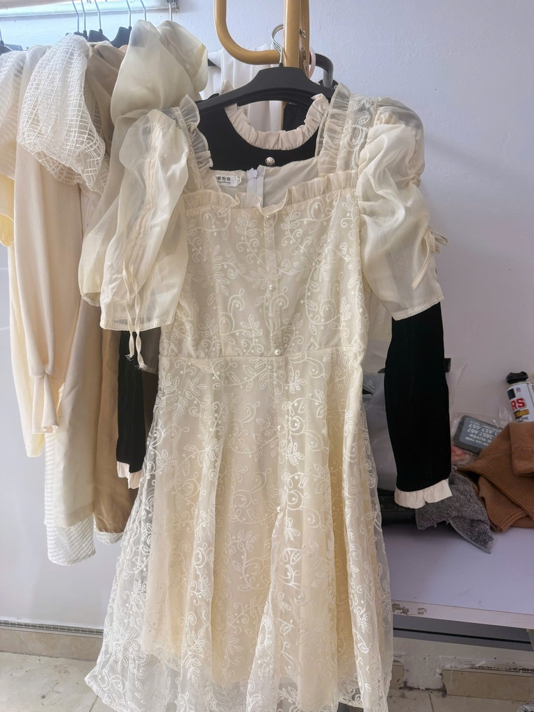 váy kem tay lỡ