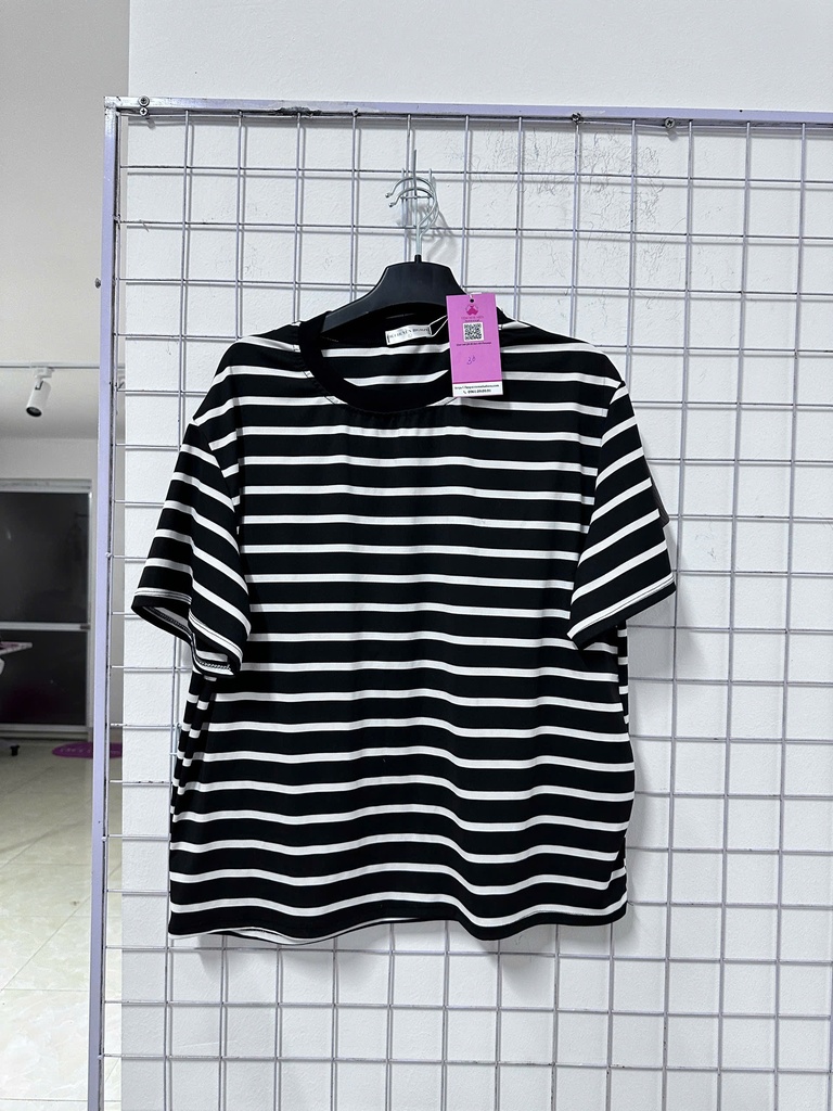 áo phông kẻ trắng đen