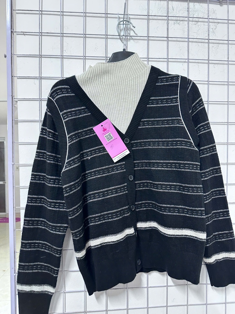 áo len kẻ đen phối cổ kem