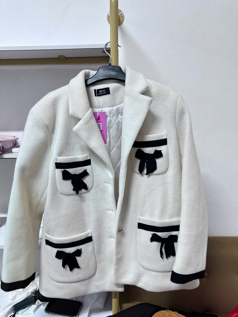 áo khoác kem phối nơ đen 