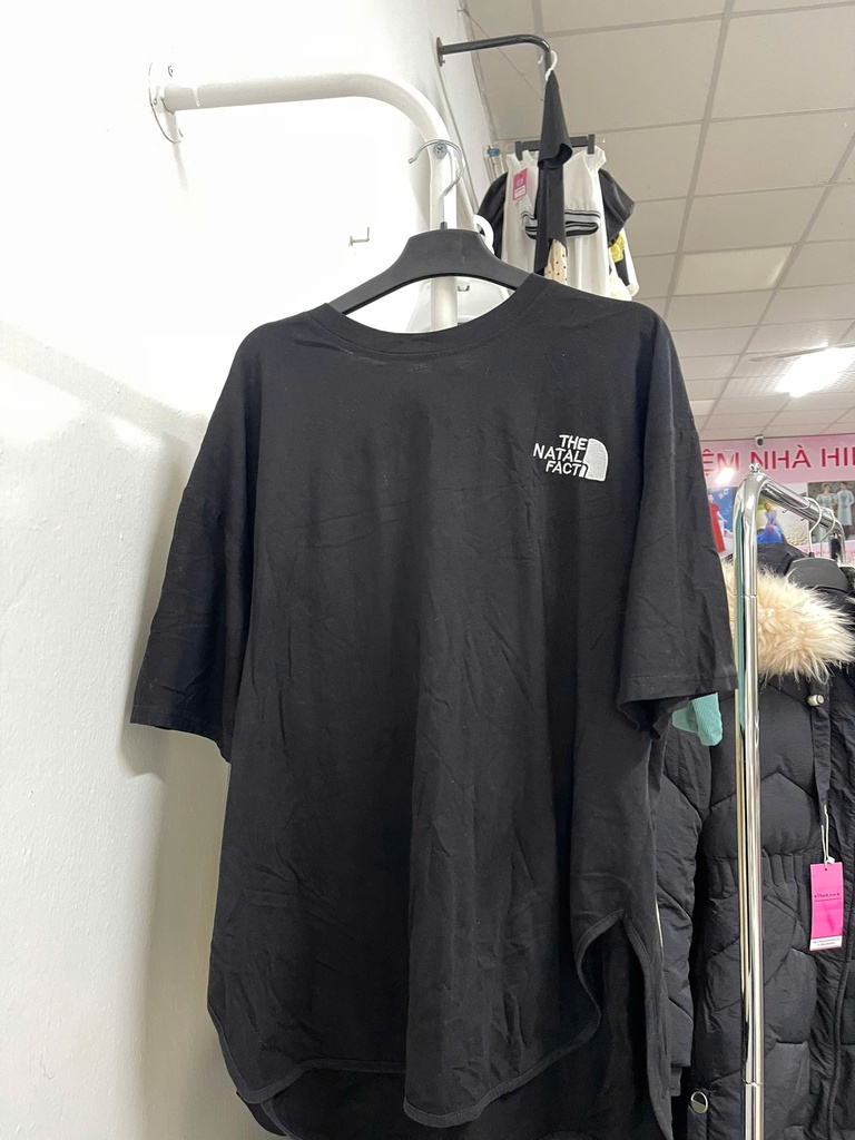 áo phông đen vạt bầu