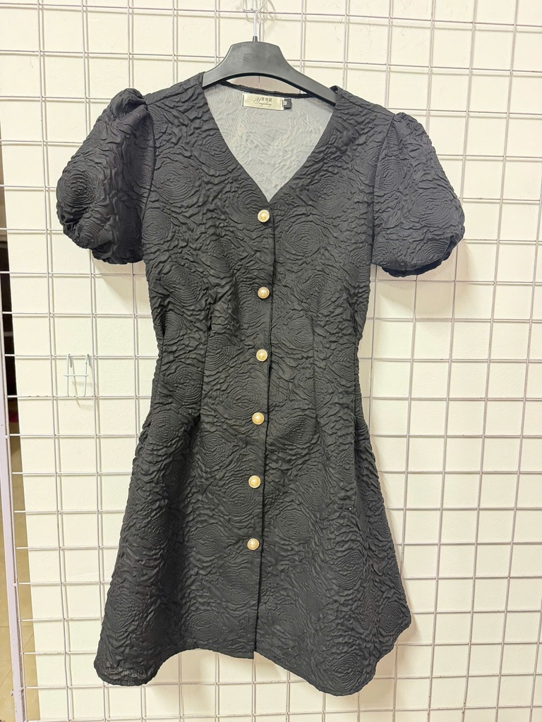 váy đen cổ tim tay bồng 