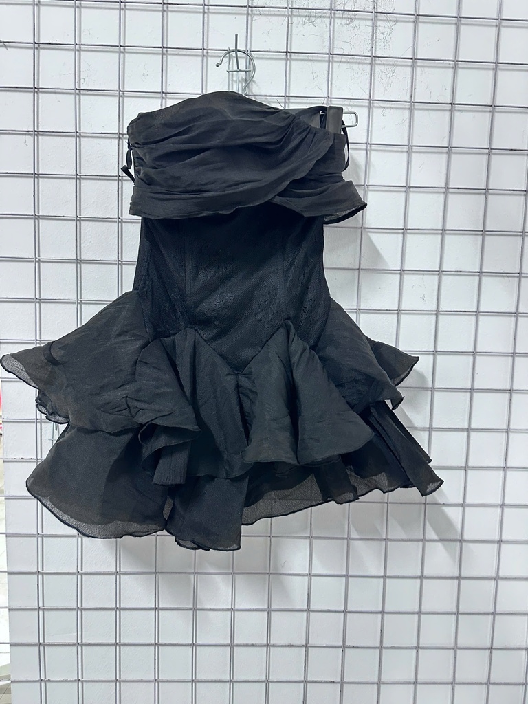 váy đen 2 dây xoè