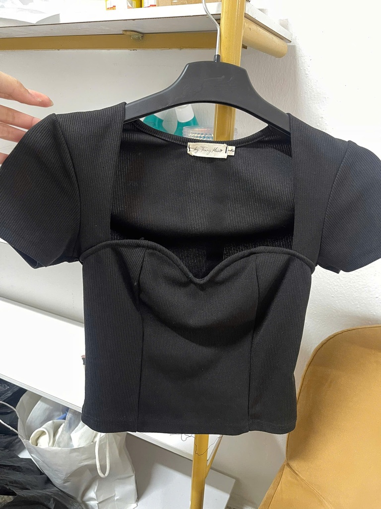 áo crt đen cổ vuông 